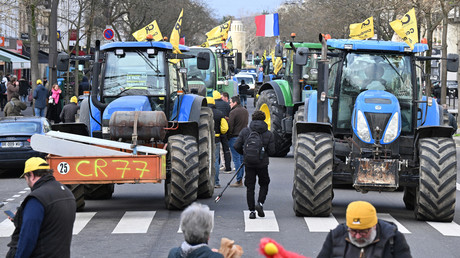 Des agriculteurs dans les rues de Paris, le 23 février 2024.