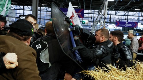 Confrontation entre des gendarmes et des agriculteurs avant l'ouverture du 60e Salon international de l'agriculture, au parc des expositions de la porte Versailles à Paris, le 24 février 2024.