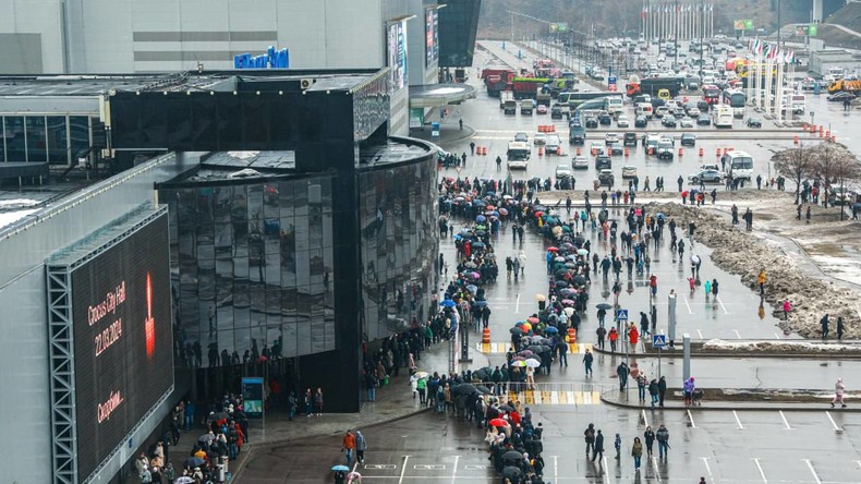 Russie : des milliers d'habitants se recueillent devant le Crocus City Hall