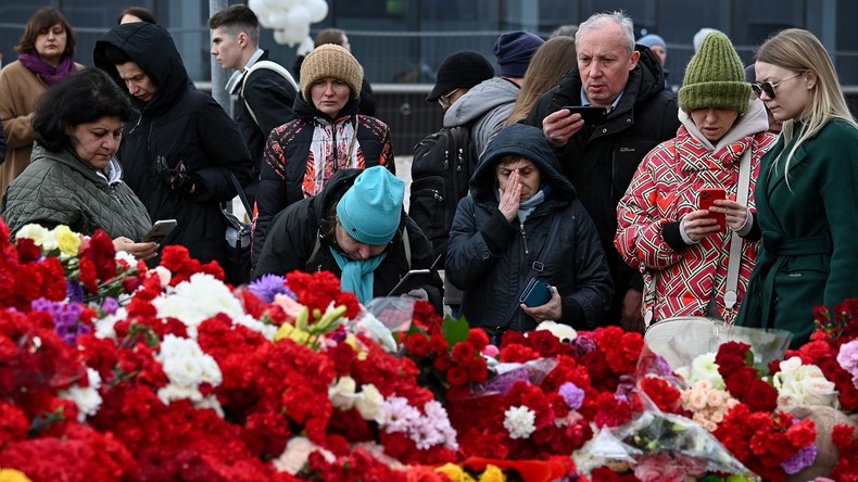 Des habitants déposent des fleurs devant le Crocus City Hall