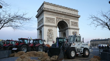 Des agriculteurs en colère, place de l’Étoile à Paris, le 1er mars 2024.