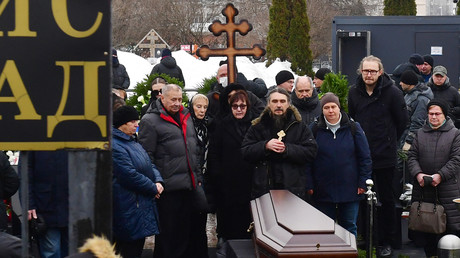 Ludmila Navalnaya (au centre) et Anatoly Navalny (2e à gauche), parents d'Alexei Navalny, pleurent à côté d'un cercueil lors d'une cérémonie funéraire au cimetière de Borisovo, à Moscou, le 1er mars 2024.