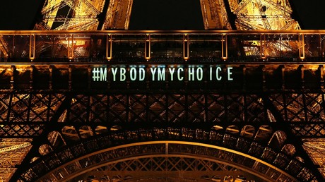 Sur la Tour Eiffel le soir du 4 mars, l'inscription «mon corps, mon choix».