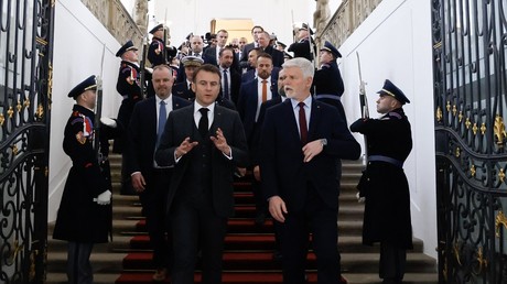 À Prague, Macron joue les leaders de la coalition antirusse, appelant les Européens à «ne pas être lâches»
