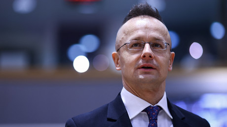 Le ministre hongrois des Affaires étrangères et du Commerce, Peter Szijjártó, arrive pour un Conseil des affaires étrangères (FAC) au siège de l'UE à Bruxelles le 11 décembre 2023 (photo d'illustration).