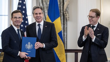 La Suède rejoint officiellement l'OTAN, Kristersson remet les documents à Washington