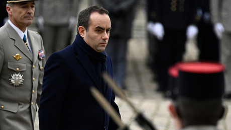Le ministre français des Armées, Sébastien Lecornu, arrive pour assister à une cérémonie militaire dans la cour de l'Hôtel des Invalides à Paris, le 8 janvier 2024 (photo d'illustration).