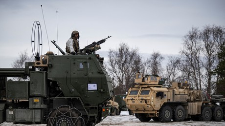 Un soldat américain assis sur un système de roquettes d'artillerie HIMARS, lors de l'exercice militaire Nordic Response 24, le 8 mars 2024, à Alta, en Norvège.