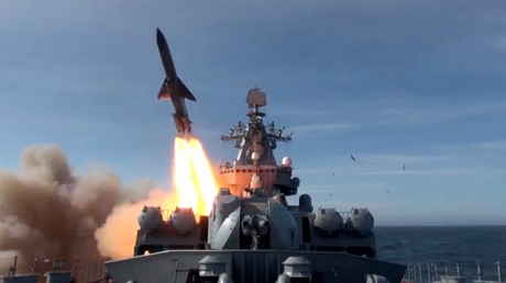 Le croiseur russe Variag tire un missile lors d'exercices dans le Pacifique en 2021 (image d'illustration).