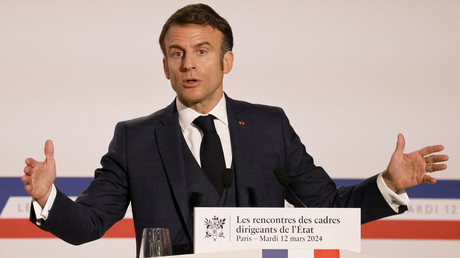 Le président français Emmanuel Macron prononce un discours lors d'une réunion avec de hauts responsables du gouvernement à Paris, le 12 mars 2024 (photo d'illustration).