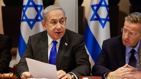 Le Premier ministre israélien Benjamin Netanyahou (à gauche) préside une réunion du Cabinet au Kirya, qui abrite le ministère israélien de la Défense, à Tel Aviv, le 17 décembre 2023 (photo d'illustration).