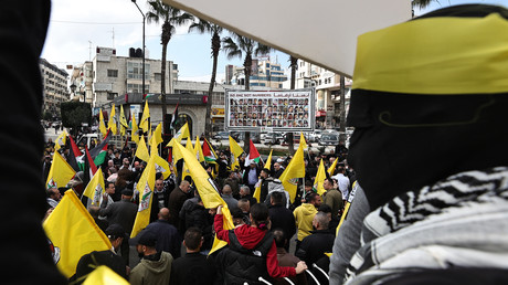 Des Palestiniens brandissent des drapeaux lors d'un rassemblement marquant le 59e anniversaire de la fondation du mouvement Fatah à Ramallah, en Cisjordanie occupée, le 31 décembre 2023 (photo d'illustration).