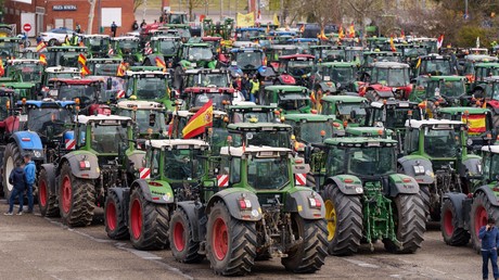 Des agriculteurs espagnols se rassemblent avec leurs tracteurs lors d'une manifestation réclamant des conditions équitables pour le secteur agricole, à Valladolid, dans le nord de l'Espagne, le 15 mars 2024 (photo d'illustration).