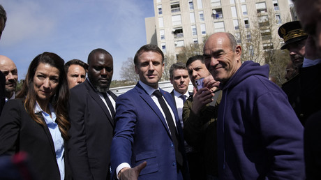 Le président français Emmanuel Macron salue des habitants du quartier de La Castellane lors de sa visite «surprise» dans le cadre de la lutte contre le trafic de drogue à Marseille.