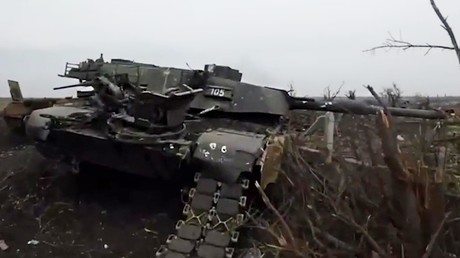 Donbass : des éclaireurs russes filment une épave de char Abrams américain de l'intérieur