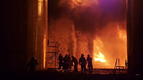 Cette capture d'une séquence publiée sur le compte officiel Telegram du gouverneur de la région de Koursk, Roman Starovoït, le 15 février 2024, montre des pompiers intervenant sur un incendie dans un dépôt pétrolier de la région de Koursk suite à une attaque de drone (photo d’illustration).