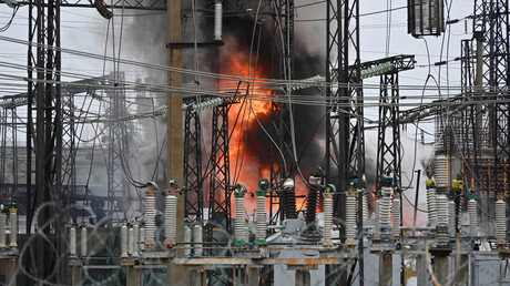 Des pompiers interviennent sur l'incendie d'une sous-station électrique après une attaque de missile à Kharkov, le 22 mars 2024 (photo d'illustration).