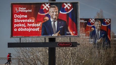 Des panneaux d'affichage électoraux du président du parlement, chef du parti Hlas et candidat à la présidentielle Peter Pellegrini, sur lequel on peut lire «Donnons à la Slovaquie la paix, la fierté et la dignité» à Bratislava, le 20 mars 2024 (photo d'illustration).