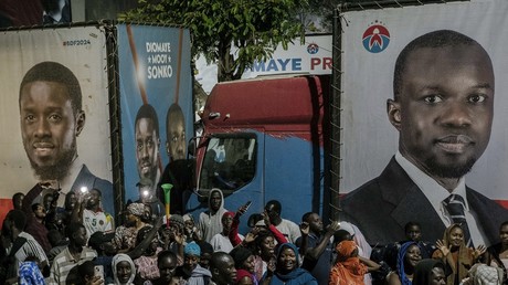 Présidentielle au Sénégal : l'opposant Faye déclaré proche de la victoire, le camp du pouvoir conteste