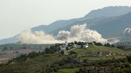 De la fumée s'échappe lors du bombardement israélien sur le village de Kfarkila, dans le sud du Liban, près de la frontière avec Israël, le 26 mars 2024 (photo d'illustration).