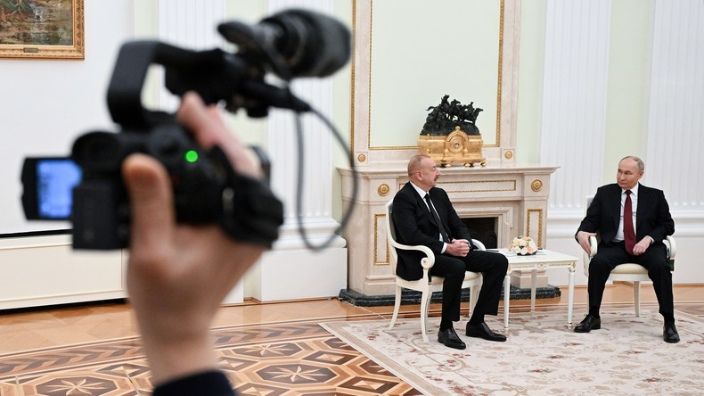Le président russe Vladimir Poutine s'entretient au Kremlin avec son homologue azerbaïdjanais Ilham Aliev