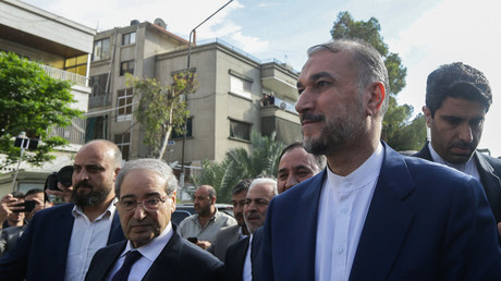 Le ministre iranien des affaires étrangères Hossein Amir-Abdollahian et son homologue syrien Faisal Mekdad à Damas, le 8 avril.