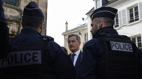 Le ministre de l'Intérieur, ici en présence de policiers, a annoncé la mise en place de QR codes pour accéder à certains lieux de la capitale lors des JO de Paris 2024.