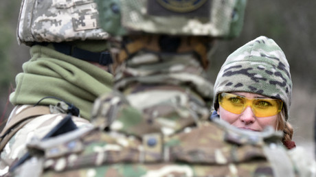 Des membres des Forces de défense territoriale ukrainiennes, la réserve militaire des forces armées ukrainiennes, participent à un exercice militaire à l'extérieur de Kiev, le 19 février 2022 (photo d’illustration).