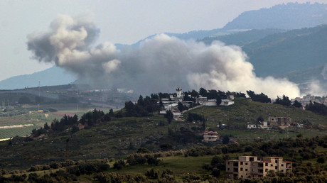 De la fumée s'élève au-dessus de la zone d'une frappe aérienne israélienne sur le village de Kfar Kela, dans le sud du Liban, près de la frontière avec Israël, le 14 avril 2024.