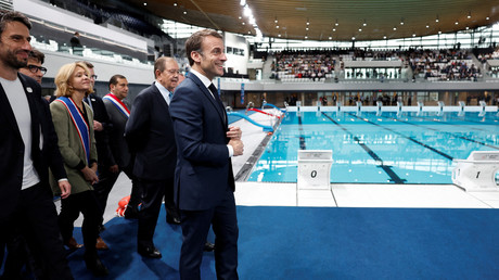 Emmanuel Macron lors de l'inauguration du Centre aquatique olympique des Jeux olympiques de Paris 2024 à Saint-Denis, près de Paris, le 4 avril 2024