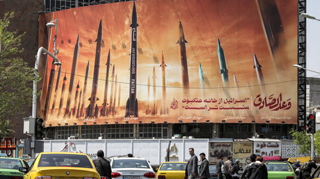 Panneau d'affichage représentant des missiles balistiques iraniens en service, avec un texte en arabe disant «la promesse [de la personne] honnête» et un autre en persan «Israël est plus faible qu'une toile d'araignée», à Téhéran, le 15 avril 2024.
