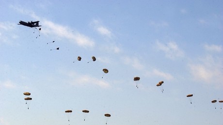 Des parachutistes britanniques sautent en Normandie en juin 2004 pour commémorer le débarquement (image d'illustration).
