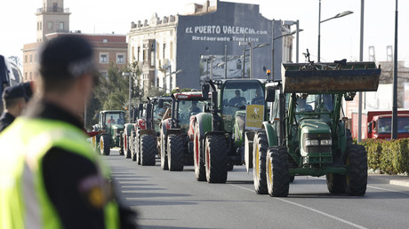 Espagne : des agriculteurs en colère défilent dans les rues de Valence