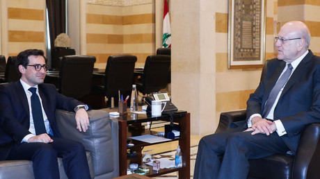Stéphane Séjourné avec Najib Mikati à Beyrouth le 28 avril.