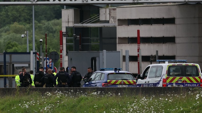 France : un fourgon pénitentiaire attaqué à l'arme de guerre, deux agents tués