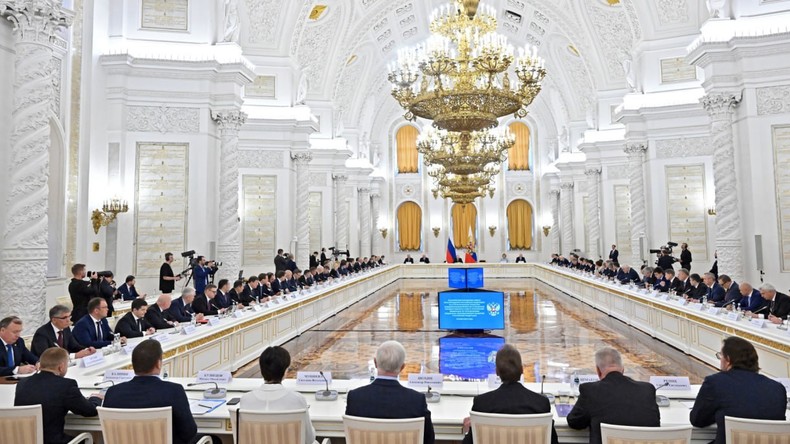 Russie : Poutine enjoint les responsables politiques à «travailler exactement» comme les soldats au front