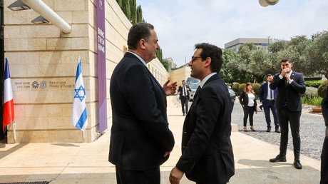 Stéphane Séjourné avec son homologue israélien Israël Katz à Jérusalem le 30 avril 2024.