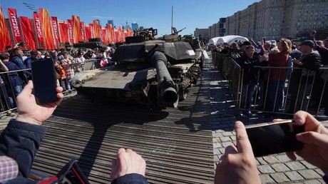 Moscou : les blindés occidentaux capturés sur le front exposés parc de la Victoire