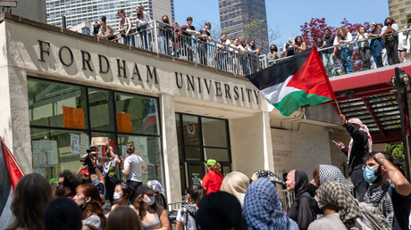 Des manifestants propalestiniens se rassemblent devant le campus du Lincoln Center de Fordham, après qu'un groupe a établi un campement à l'intérieur du bâtiment, le 1er mai 2024 à New York (photo d'illustration).