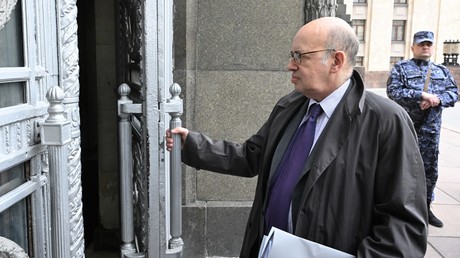 L'ambassadeur de France Pierre Lévy, arrivant le 6 mai au ministère russe des Affaires étrangères.