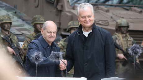 Le président lituanien Gitanas Nauseda et le chancelier allemand Olaf Scholz se serrent la main à la fin d'une conférence de presse à Pabrade, en Lituanie, le 6 mai 2024 (photo d'illustration).