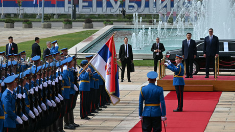 Le président Xi Jinping accueilli par son homologue Aleksandar Vučić lors de sa visite en Serbie.