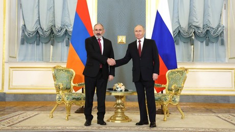 Arménie : Poutine et Pachinian s’entendent sur un retrait russe de plusieurs postes frontaliers