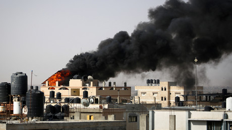 Une épaisse fumée noire s'élève d'un incendie dans un bâtiment provoqué par un bombardement israélien à Rafah, dans le sud de la bande de Gaza, le 10 mai 2024 (photo d'illustration).