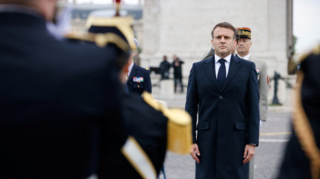 Le président français Emmanuel Macron assiste à la cérémonie marquant la fin de la Seconde Guerre mondiale en Europe, à Paris, le 8 mai 2024 (photo d'illustration).