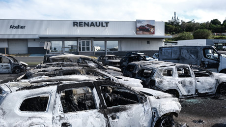 Des voitures incendiées chez un concessionnaire automobile du quartier de Magenta, à Nouméa, le 14 mai 2024.