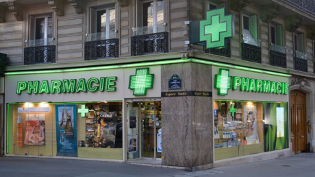 Pénuries, libéralisation de la concurrence : les pharmaciens français protestent en fermant leurs portes