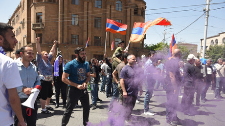 Arménie : des milliers de manifestants à Erevan contre Pachinian