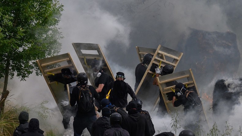 Cocktails molotov, gaz lacrymogène : violents affrontements entre écologistes et forces de l'ordre à Puylaurens