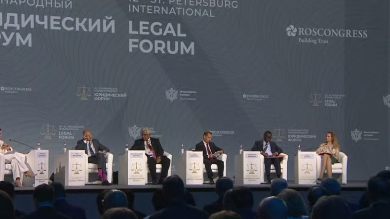 EN DIRECT : Session plénière du 12e Forum juridique international de Saint-Pétersbourg